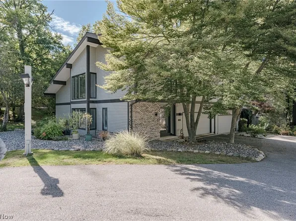 6889 Woodwalk Dr #46, Brecksville, OH 44141