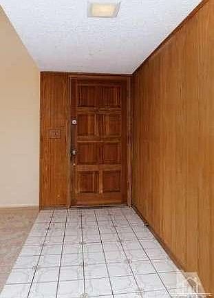 Entry ~~~ Tile flooring