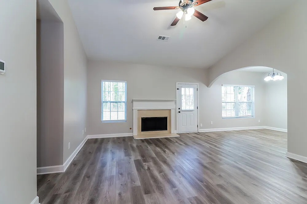 3 bed, 2.0 bath, 1328 sqft, $1,985 — Photo 4