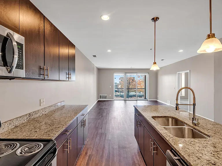 Waters Edge Apartments of Harbortown — Photo 15