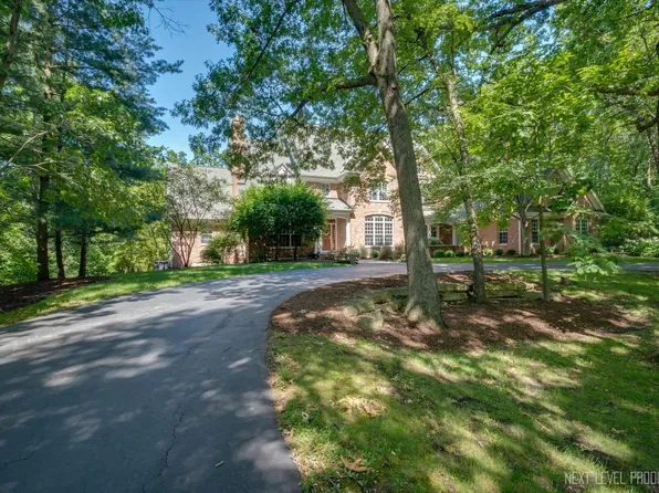 4N580 Pheasant Run Dr, St Charles, IL 60175