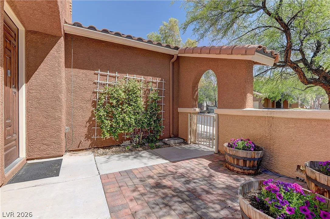 4 bed, 2.5 bath, 2306 sqft, $3,295 — Photo 4