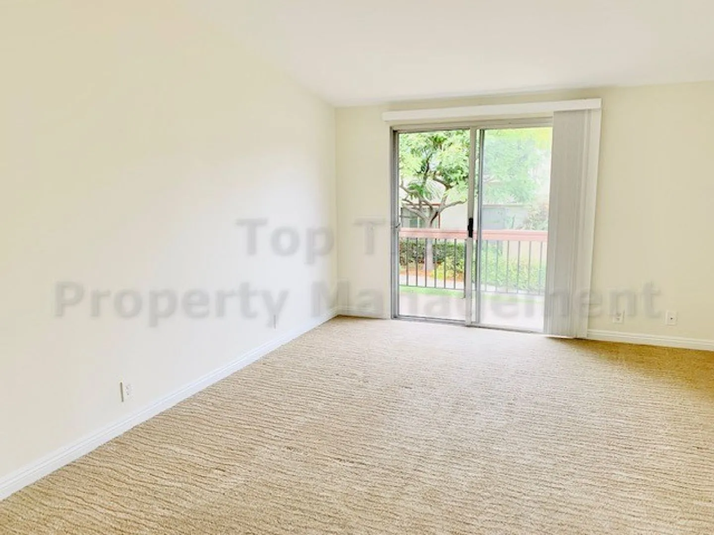 Beautiful 2 Bd/1 Ba, 806 sf upper unit condo located in very desirable La Jolla Colony community — Photo 2