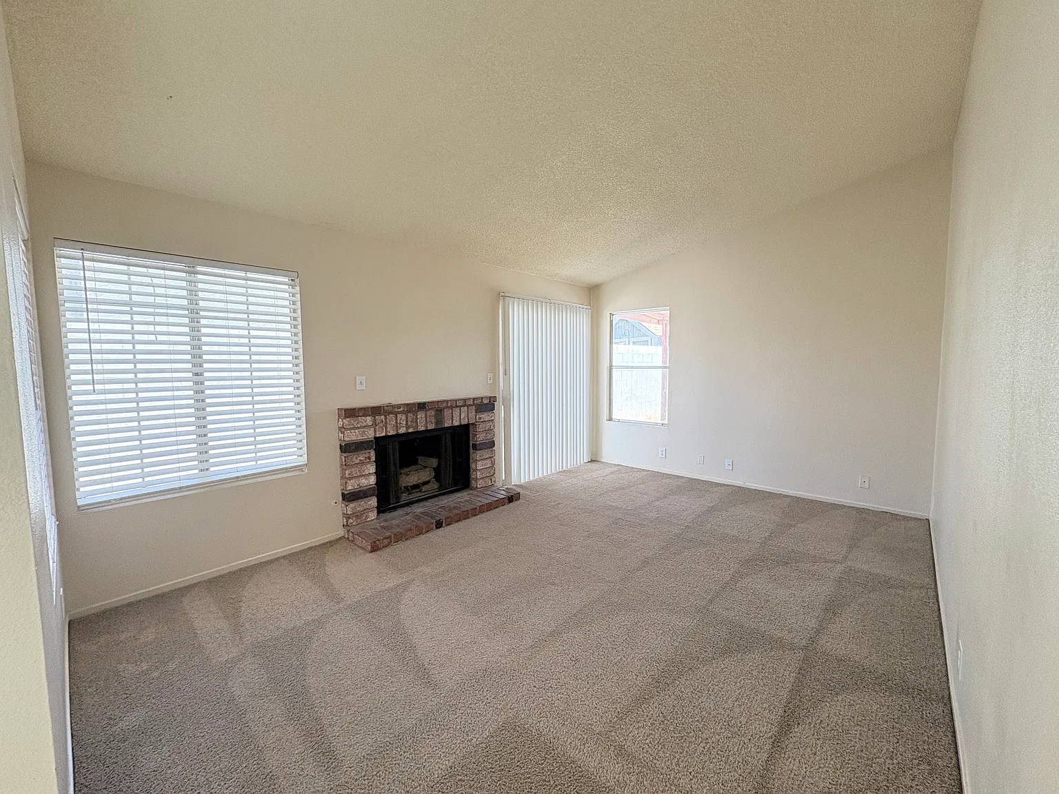 3 bed, 1091 sqft, $1,995 — Photo 3