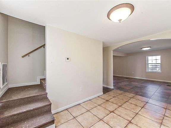4th image of 524 Engeron St