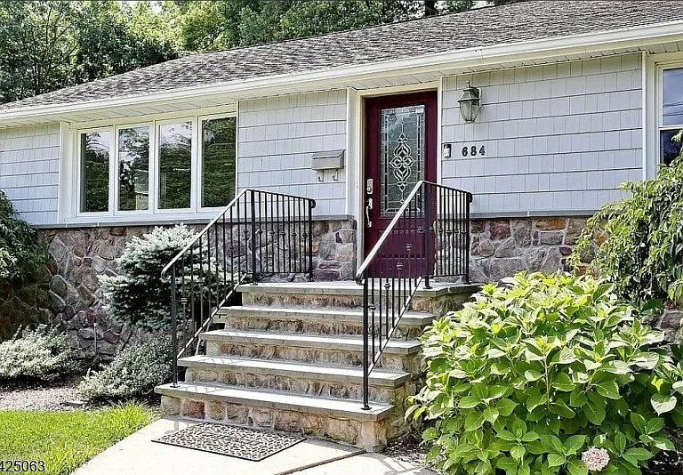 684 Spring Ave — Photo 6