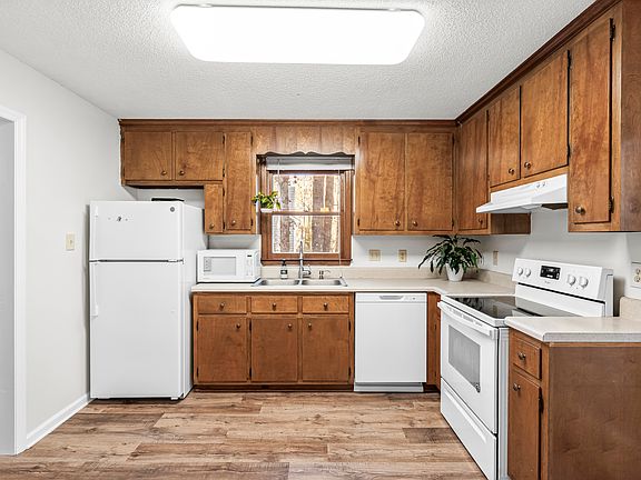 Kitchen: new refrigerator and dishwasher