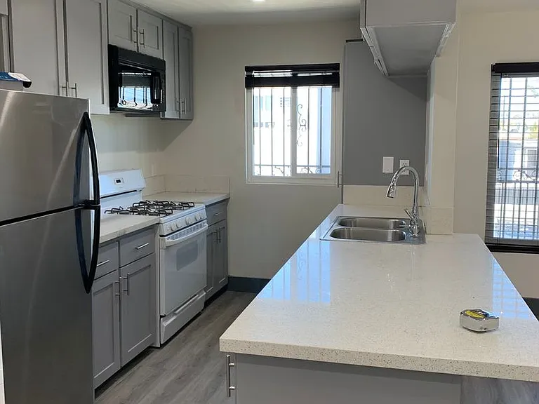 1881 W Jefferson Blvd — Photo 5