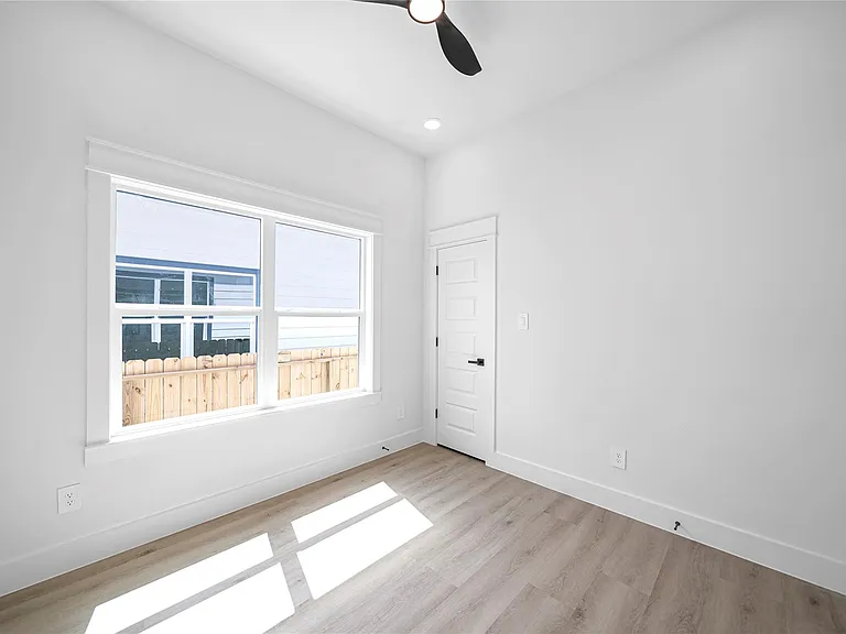 4834 Higgins St #B — Photo 21