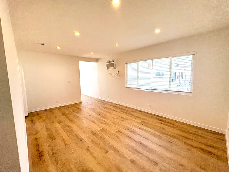 655 Westminster Ave #11 — Photo 4