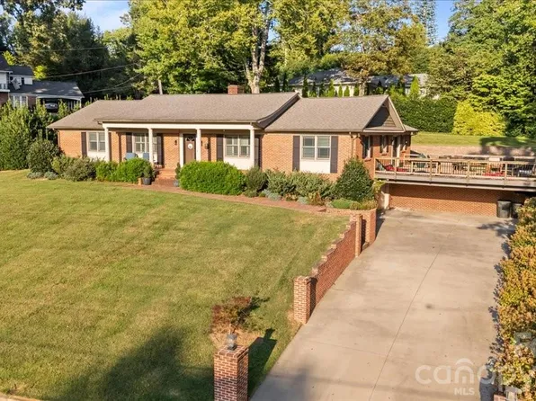 102 Hillside Ln, Morganton, NC 28655