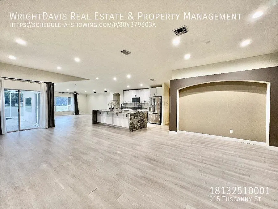 Luxurious 4/3 Brandon Home — Photo 4