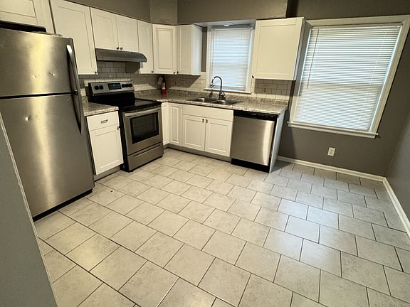 5th image of 9112 Vaughn Ave