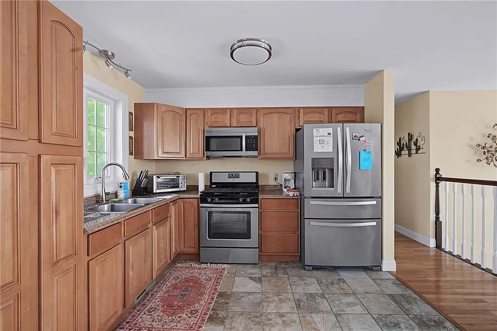 4 bed, 2.0 bath, 2086 sqft, $3,000 — Photo 3