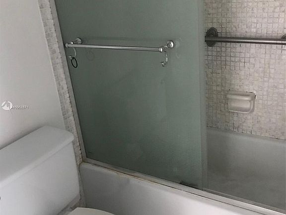 3rd image of 300 Bayview Dr APT 401