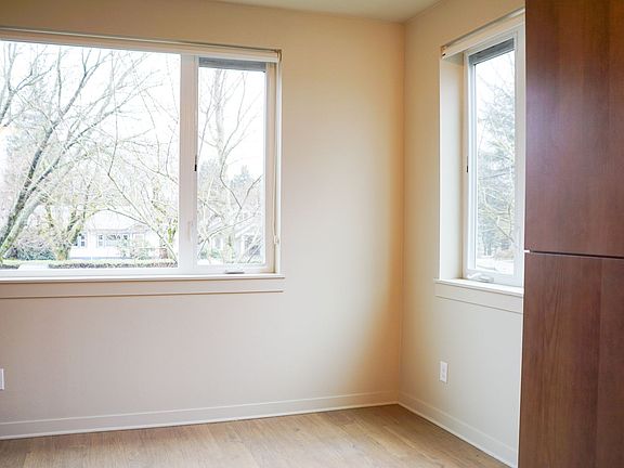 5th image of 2250 NE Glisan St #205