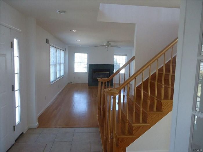 1st image of 9 Lincoln Ave E