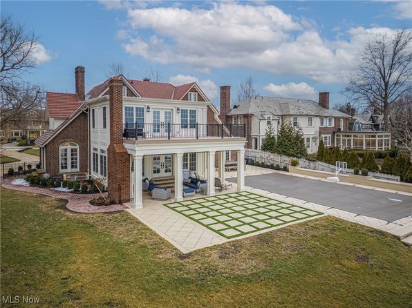 17810 Lake Rd, Lakewood, OH 44107