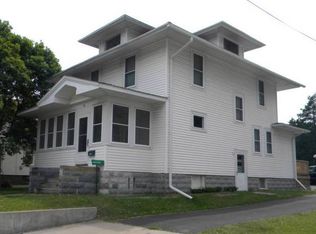 82 N Henderson St, Galesburg, IL 61401