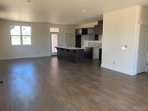 5th image of 770 NE Whistle Way