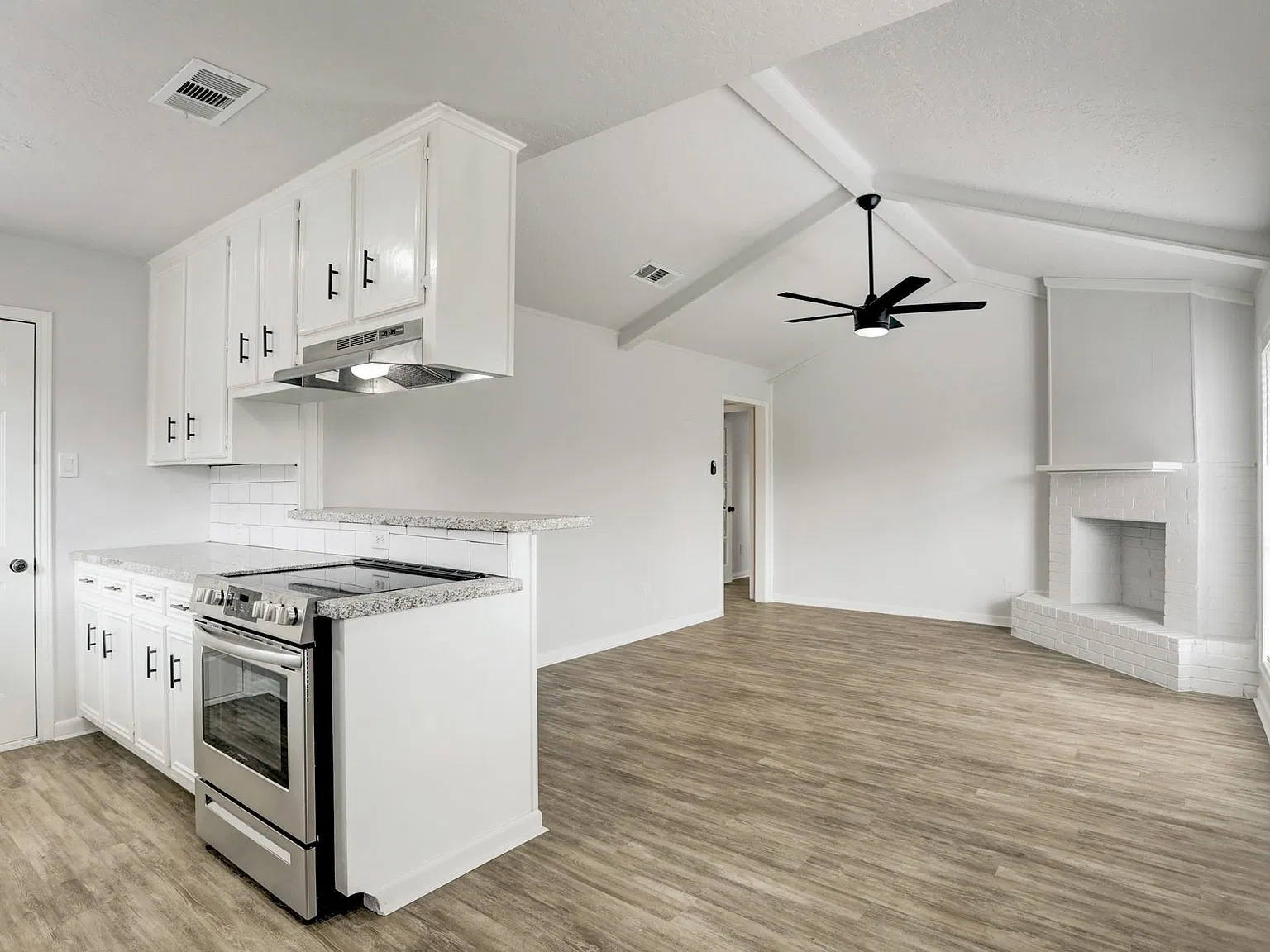 3 bed, 2.0 bath, 1194 sqft, $1,599 — Photo 3