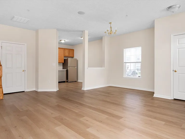 8221 Barrington Ct — Photo 6