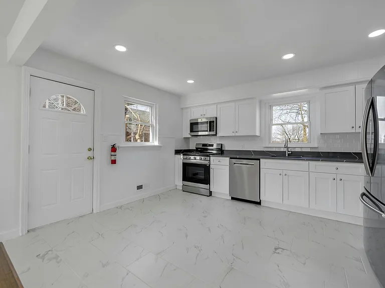 380 Grand Ave — Photo 5