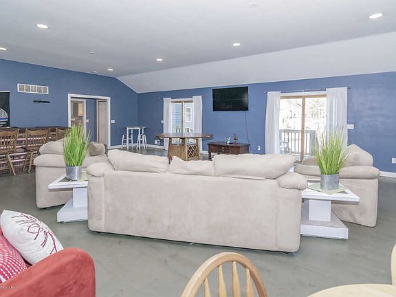 4th image of 143 Serpentine Dr E