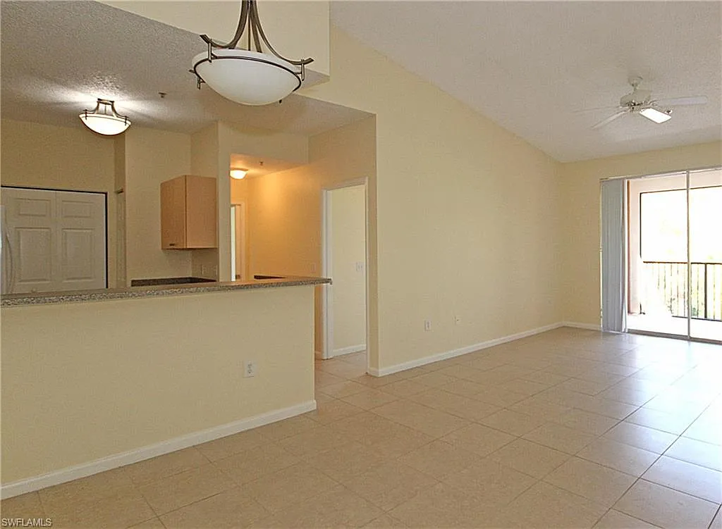 3 bed, 2.0 bath, 1239 sqft, $2,000 — Photo 2