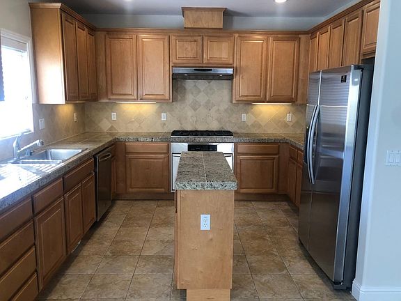3rd image of 820 La Montagne Pl