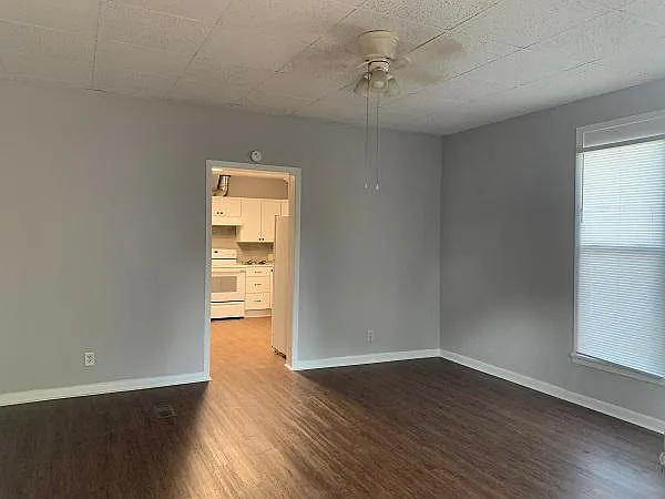 1004 E Houston St — Photo 5