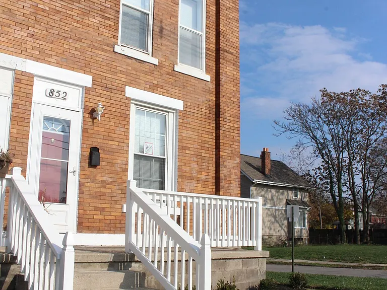 850-852 E Livingston Ave — Photo 2