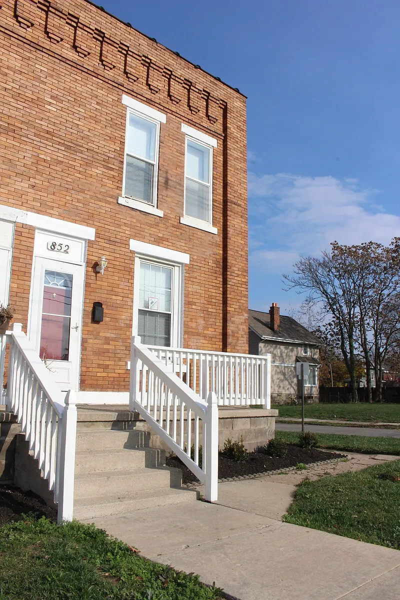 Building Photo - 850-852 E Livingston Ave
