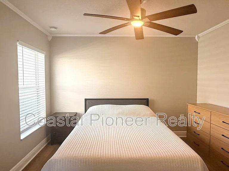 1934 W Spruce St — Photo 17