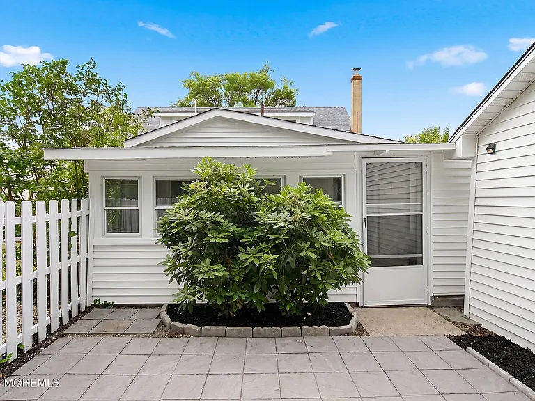 1208 Maplewood Rd — Photo 1