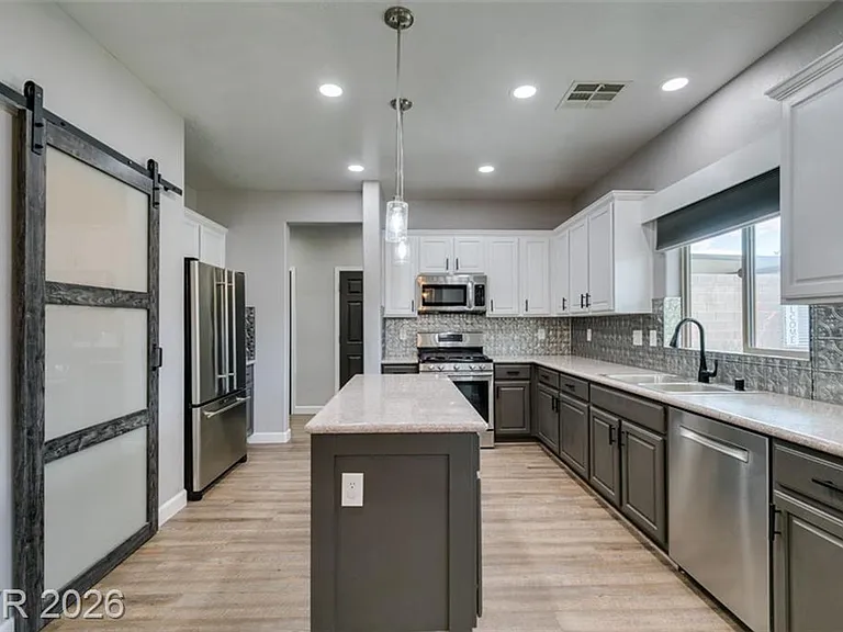 1129 Emanuel St — Photo 3