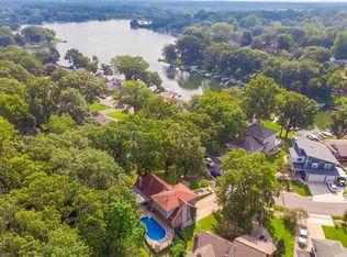 864 NW South Shore Dr, Lake Waukomis, MO 64151