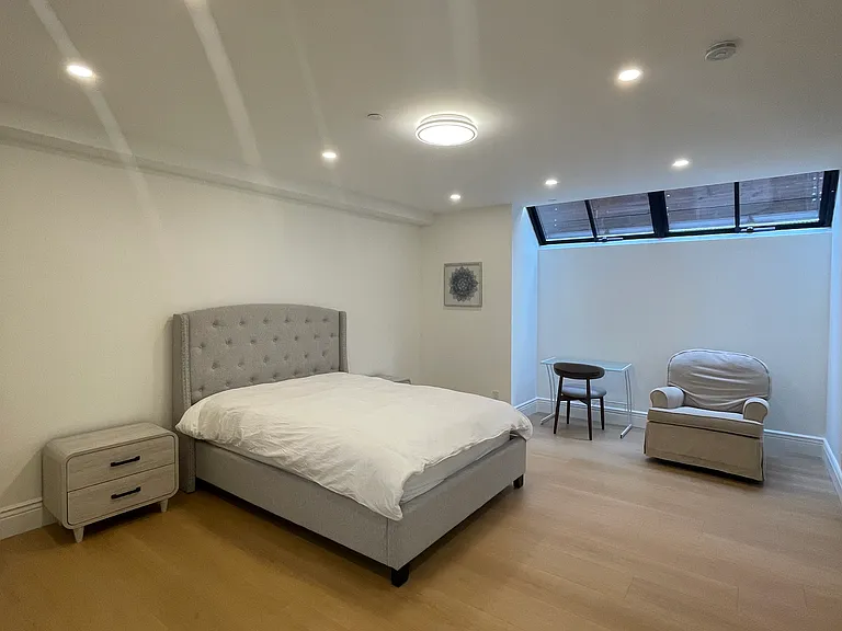 2822 Van Ness Ave — Photo 29