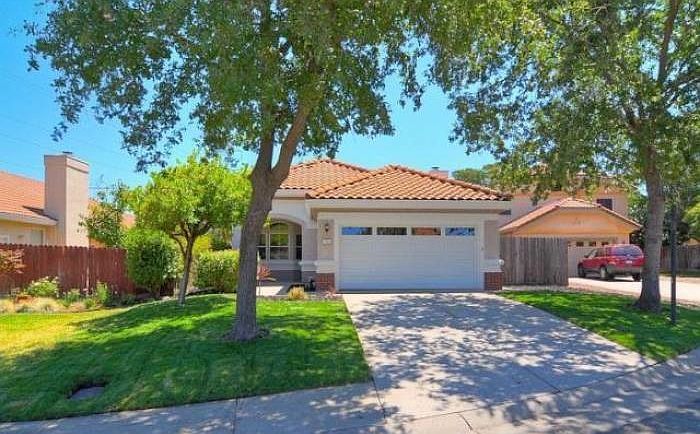 Great Curb Appeal!