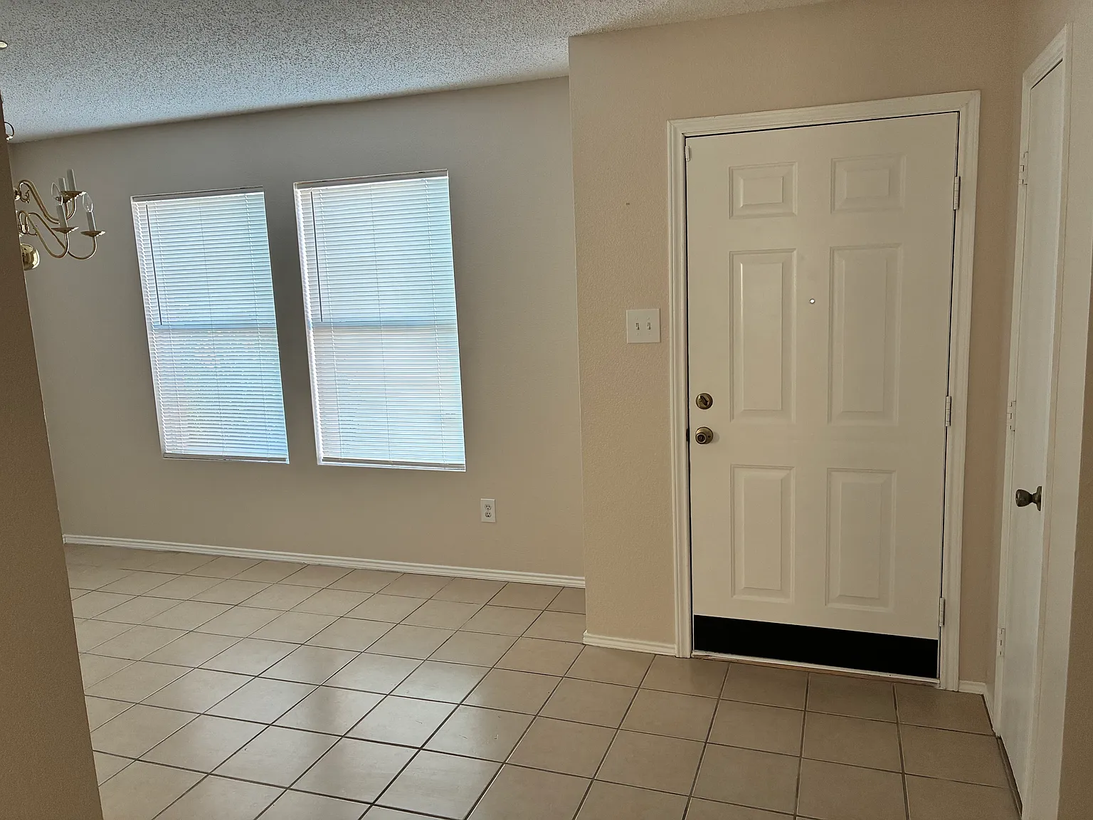 3 bed, 1318 sqft, $2,100 — Photo 2