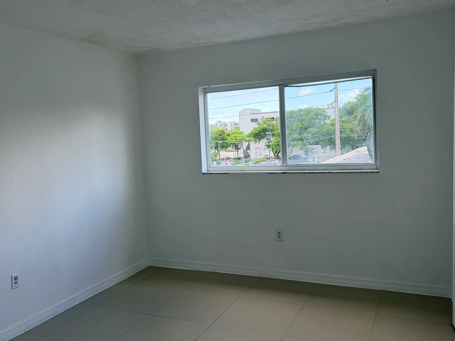 669 SW 37th Ave — Photo 4