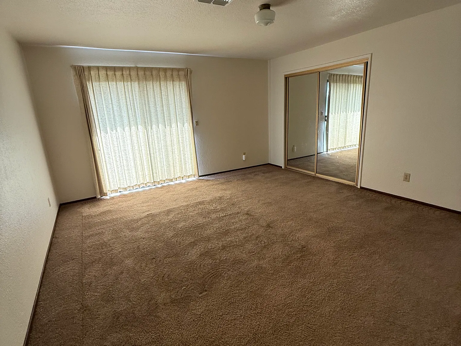 2 bed, 1381 sqft, $2,300 — Photo 4