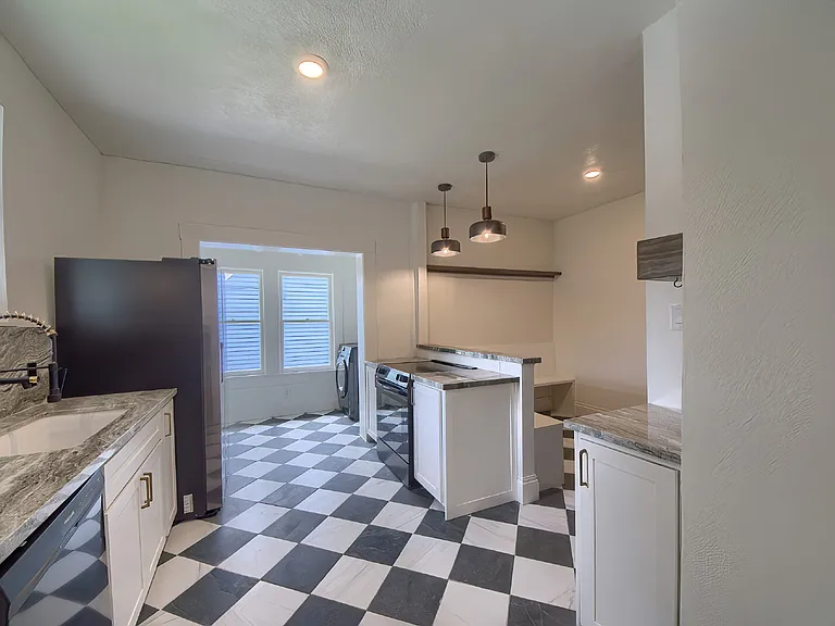 518 Queen Anne Ct — Photo 17