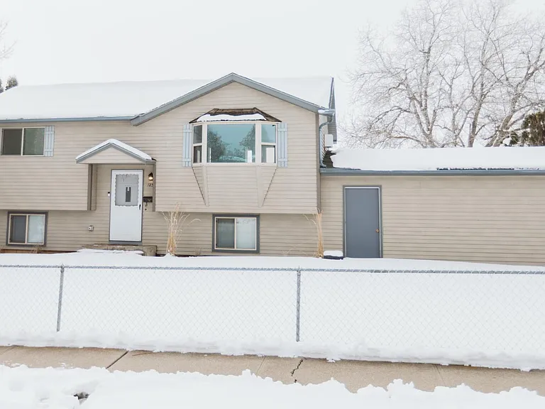 1233 Pineview St — Photo 1
