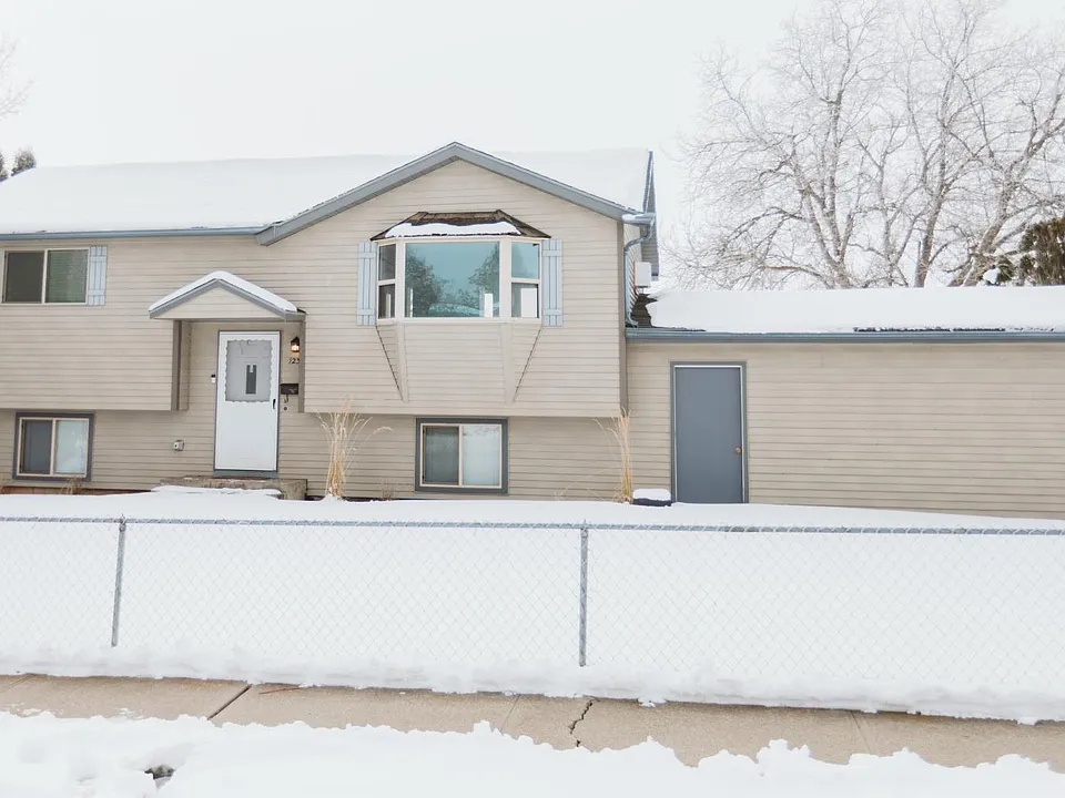1233 Pineview St