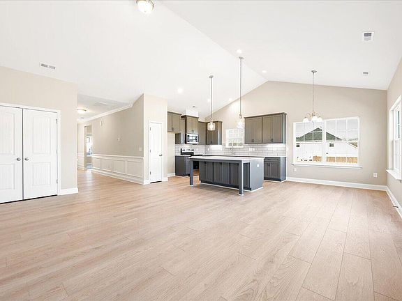 3rd image of 207 Wildwood Ln