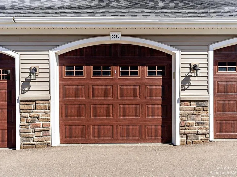 5570 Arbor Chase Dr — Photo 4