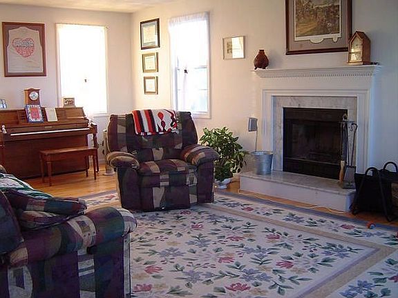 Family room w/ fireplace