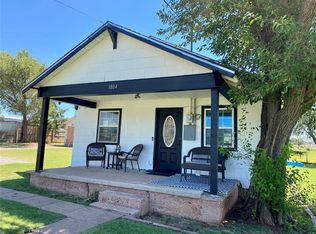 1804 Custer Ave, Clinton, OK 73601