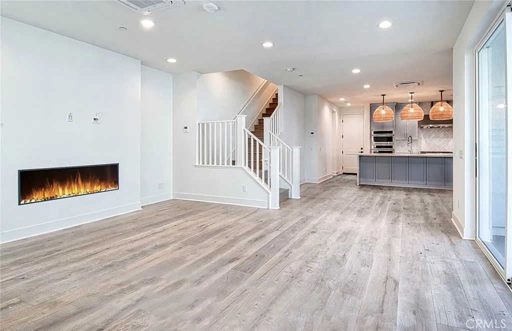 3 bed, 3.5 bath, 2588 sqft, $10,000 — Photo 4